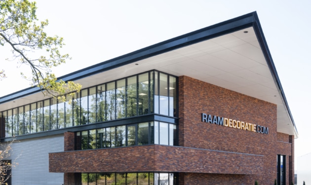 bedrijfspand bekleed met kunststof gevelbekleding