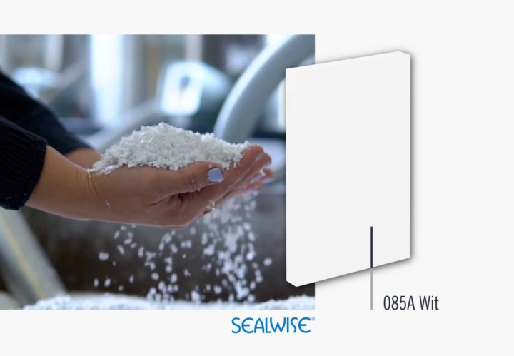 Hand met witte kunststof korrels als grondstof voor Sealwise FS plaat in kleur 085A Wit met gerecycled UPVC
