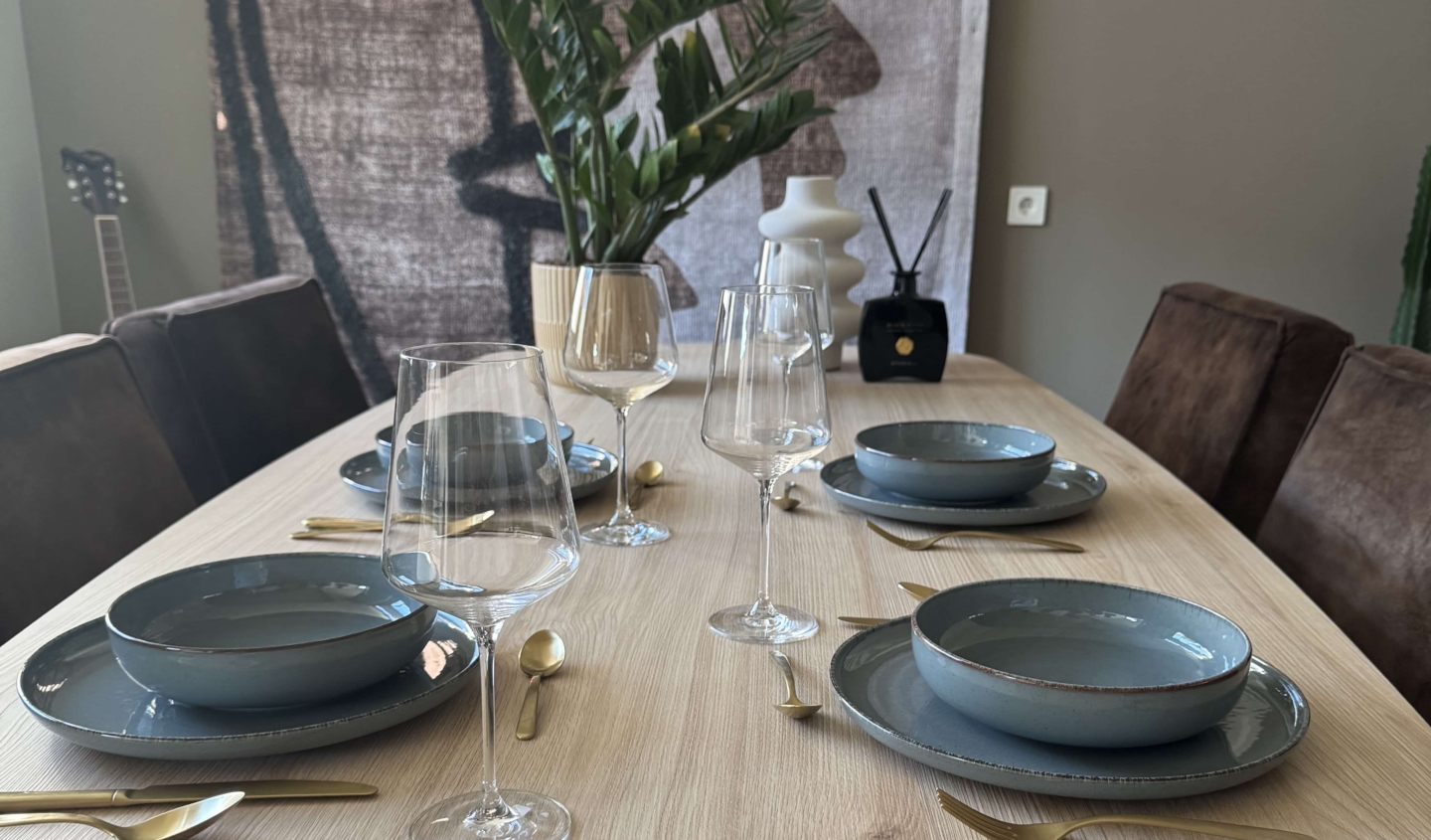 Gedekte eettafel met tafelblad in realistisch HPL houtdecor Cavalli uit de Niche collectie van Plastica, ontworpen door Vermosa